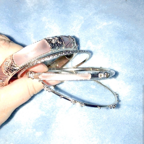 Disney Resort Set Of 4 Stone Rhinestone Pink Mother of Pearl Stack Bracelets NWT - Picture 4 of 4